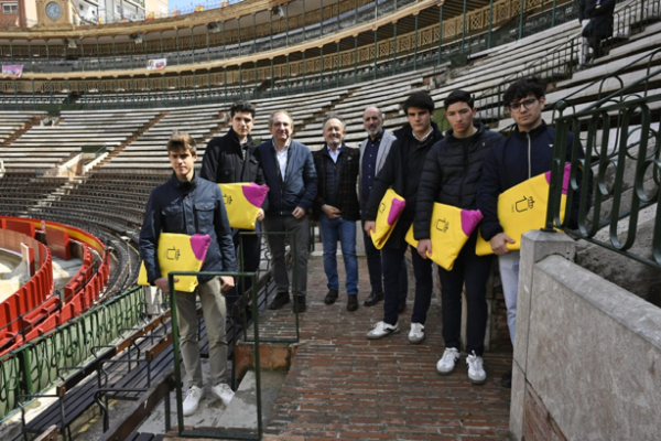 Antonio Bañuelos entrega trastos de torear a los alumnos de la Escuela Taurina de Valencia afectados por la DANA