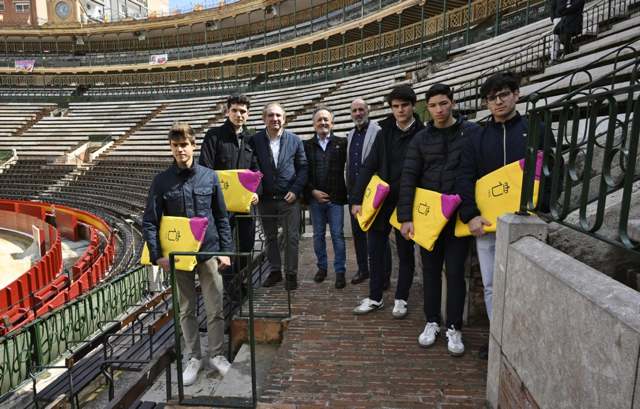 Antonio Bañuelos entrega trastos de torear a los alumnos de la Escuela Taurina de Valencia afectados por la DANA