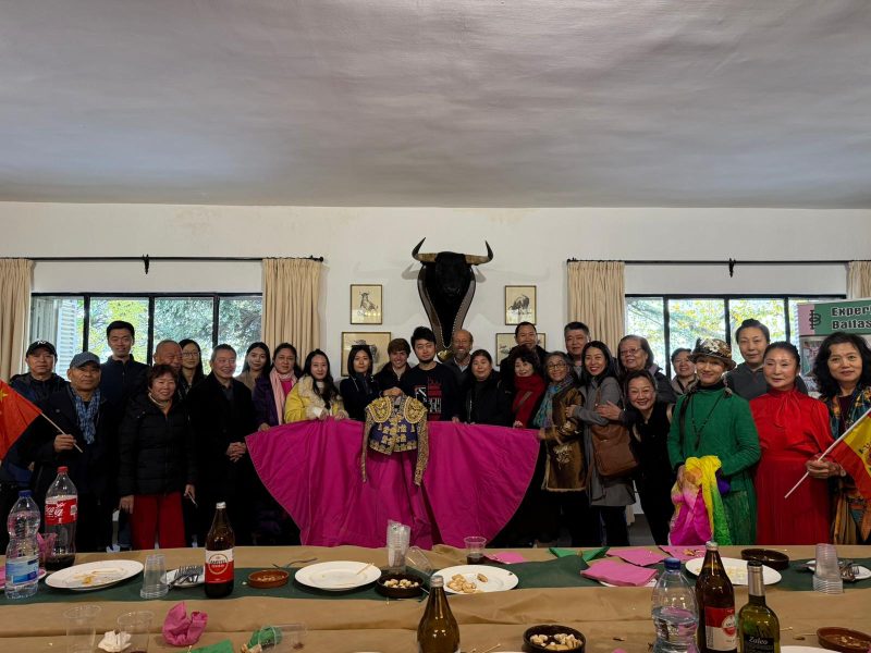 Representantes de la comunidad china en Madrid visitan la ganadería Baltasar Ibán