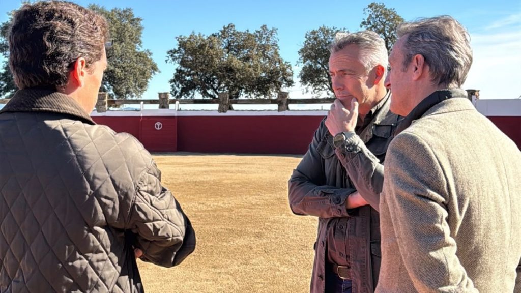 El consejero Carlos Novillo presencia un tentadero en la ganadería Victoriano del Río
