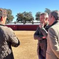 El consejero Carlos Novillo presencia un tentadero en la ganadería Victoriano del Río