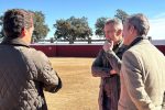 El consejero Carlos Novillo presencia un tentadero en la ganadería Victoriano del Río