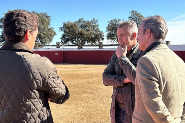 El consejero Carlos Novillo presencia un tentadero en la ganadería Victoriano del Río
