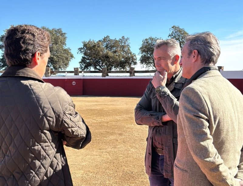 El consejero Carlos Novillo presencia un tentadero en la ganadería Victoriano del Río